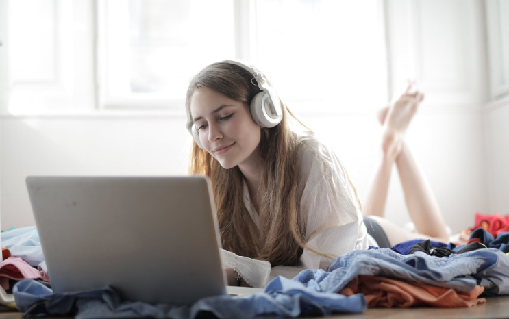 girl using pc